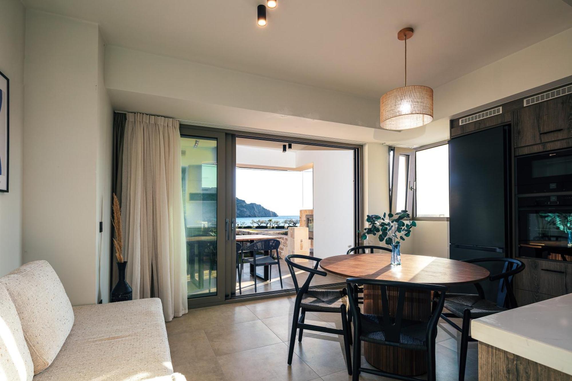 Ririka Beach Living, New Feel-At-Home Luxury Suites 플라키아스 외부 사진
